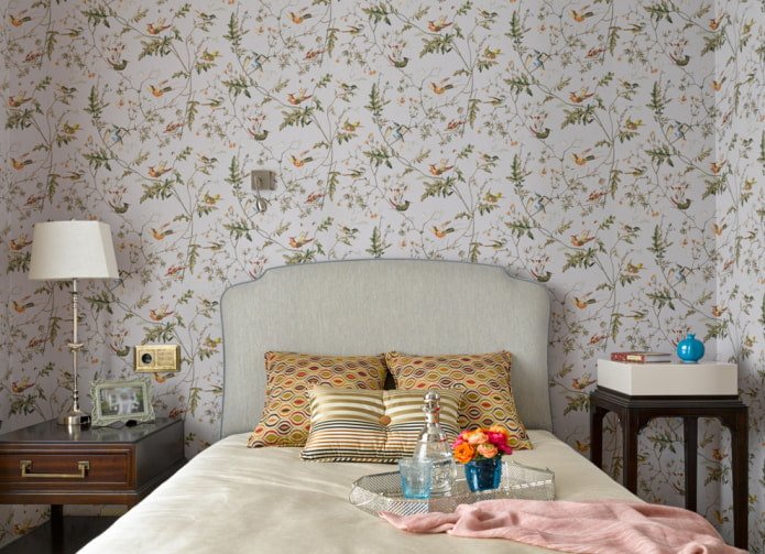 Helle Tapete im Schlafzimmer