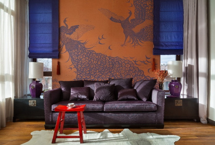 Wohnzimmer mit orange-violetten Tapeten