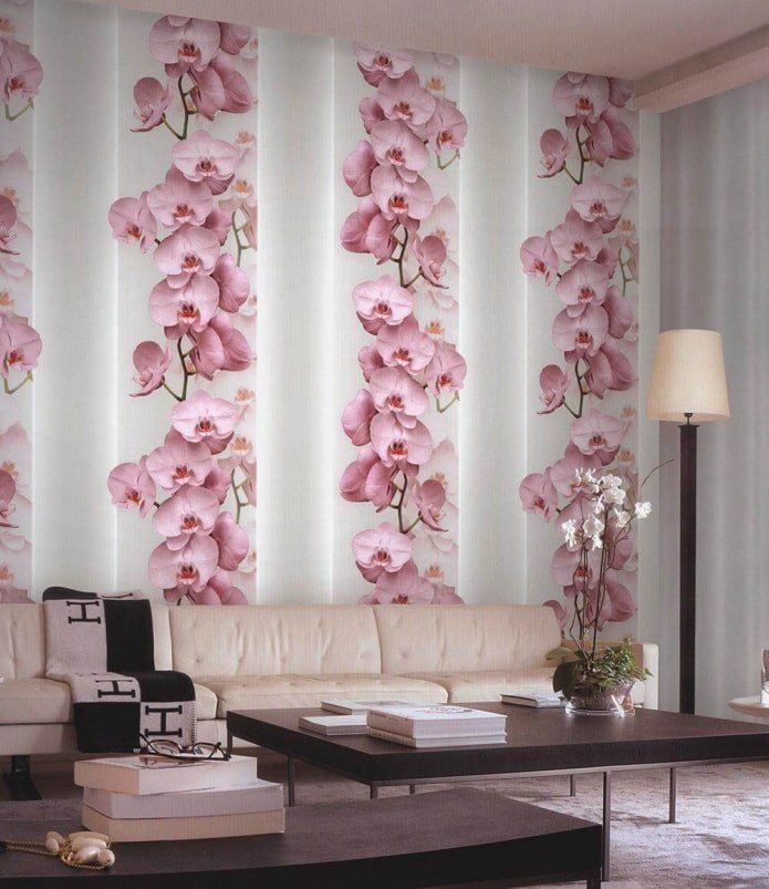 Tapete mit Orchideen im Wohnzimmer