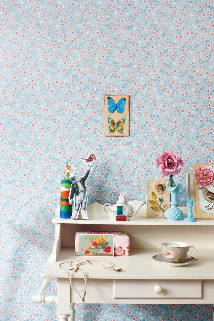 Kleine Blumentapete im Innenraum