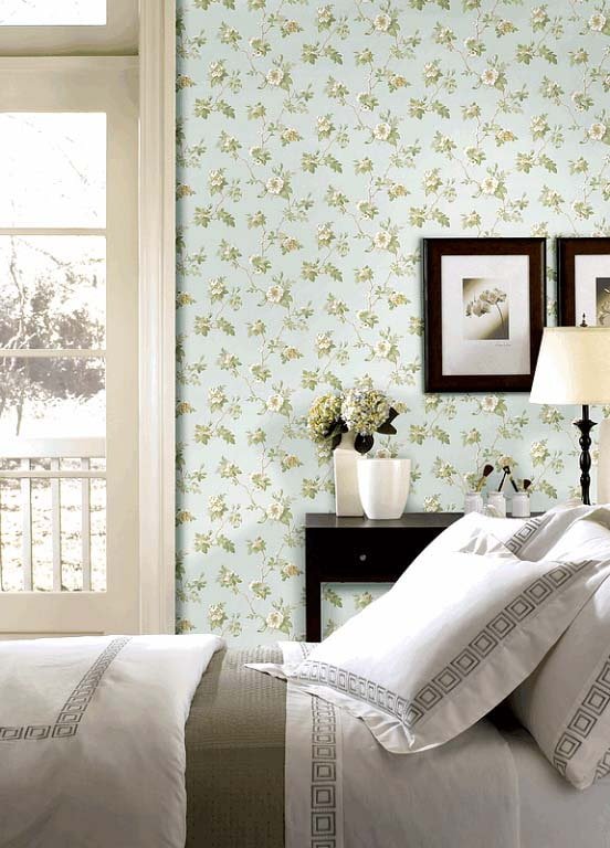 Kleine Blumentapete im Schlafzimmer