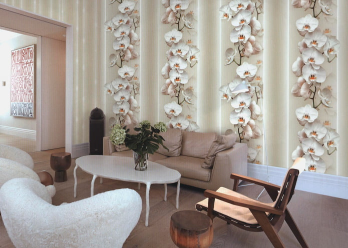 Tapete mit Orchideen im Wohnzimmer