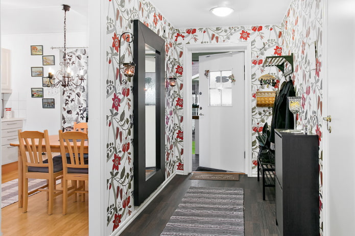 Tapete mit Blumenmuster im Flur