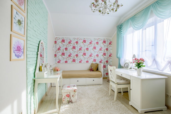 Tapete mit Blumenmuster im Mädchenzimmer
