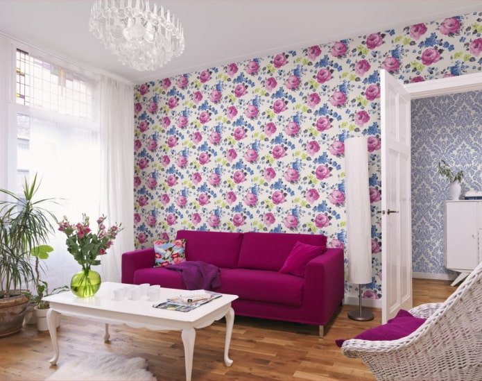 Tapete mit Blumendruck im Wohnzimmer