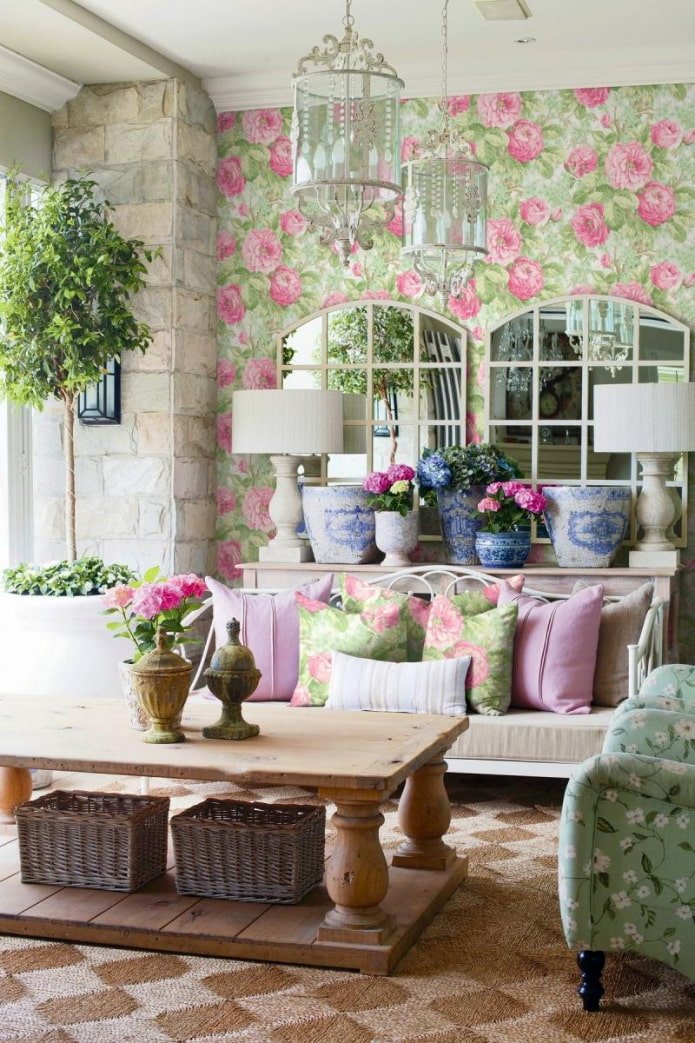 Tapete mit Blumendruck im Wohnzimmer
