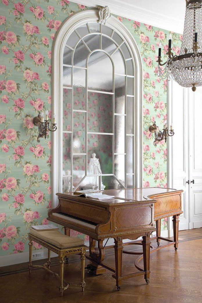 Blumentapete in einem klassischen Interieur