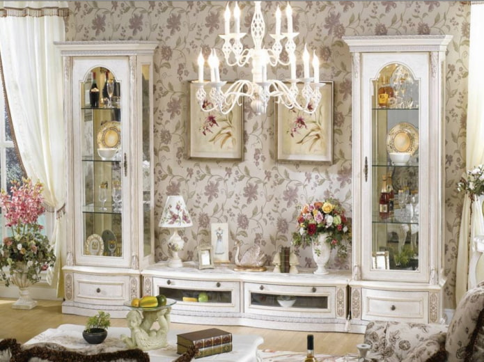 Blumentapete in einem klassischen Interieur