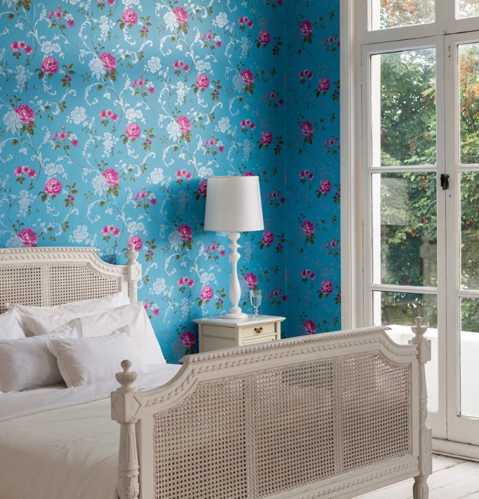 Tapete mit Rosen im Interieur