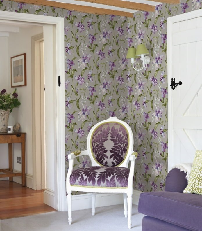 Tapete mit Schwertlilien im Wohnzimmer