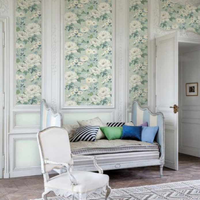 Blumentapete in einem klassischen Interieur