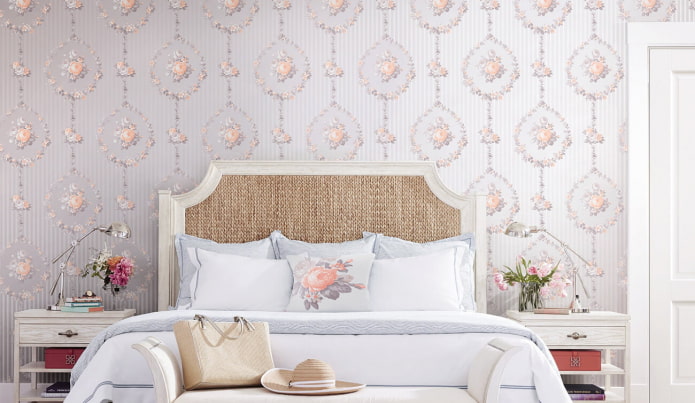 gestreifte Tapete mit Blumen im Interieur
