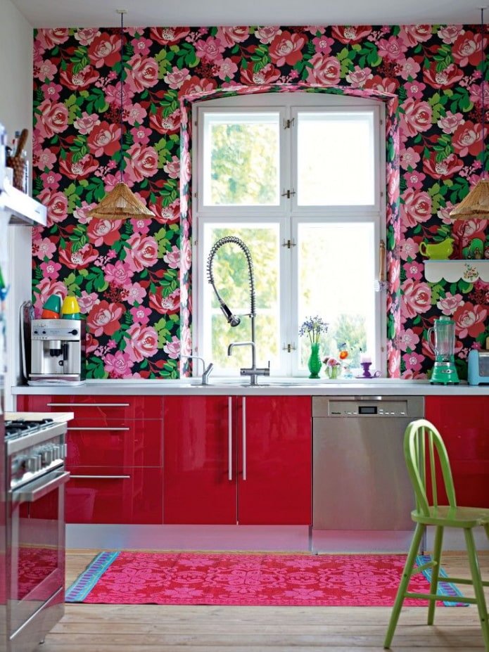 Tapete mit Blumenmuster in der Küche
