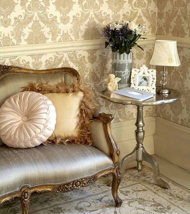beige Monogramm-Tapete