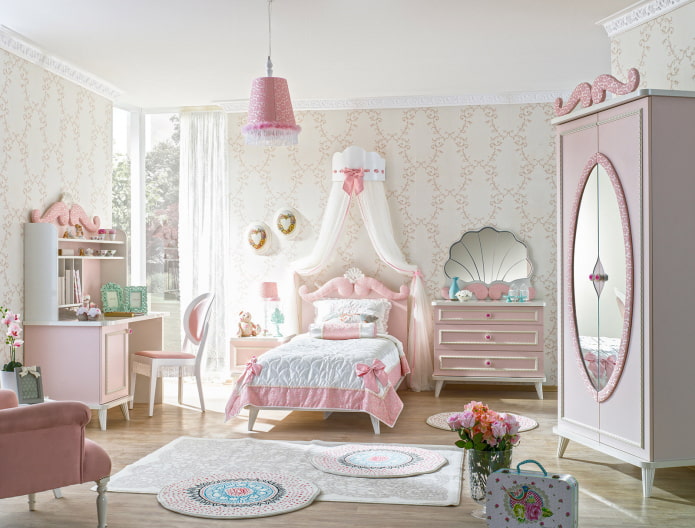 Monogramm im Interieur eines Kinderzimmers