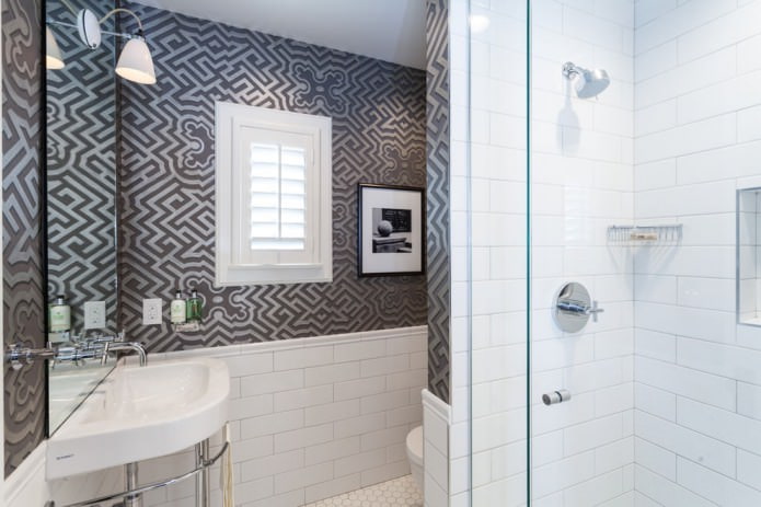 Graue Tapete mit Ornament im Badezimmer