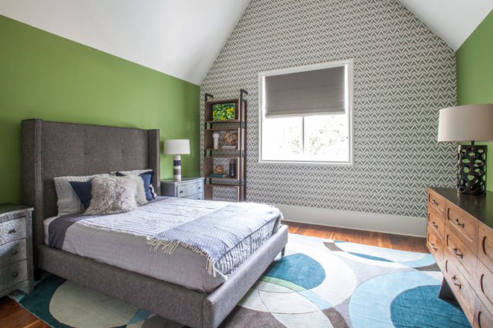 Weiß-graue Tapeten und grüne Wände im Schlafzimmer