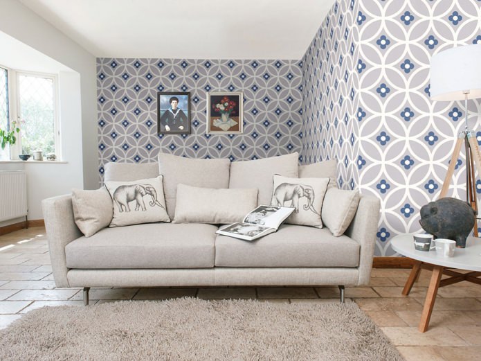 Graublaue Tapete im Wohnzimmer