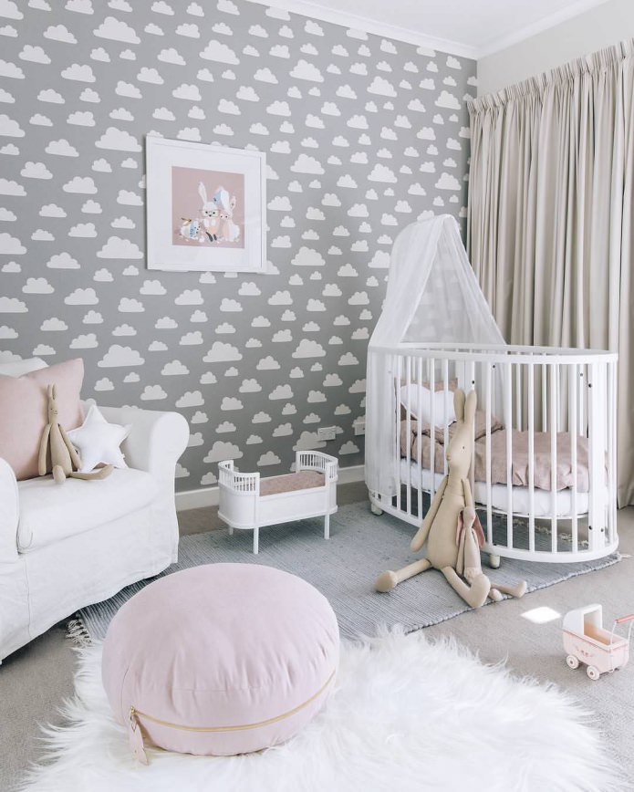 Graue Tapete mit Wolken im Kinderzimmer