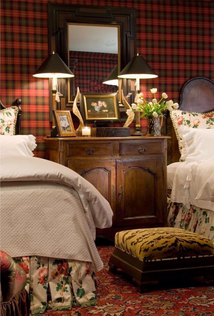 Schlafzimmer mit karierter Tapete