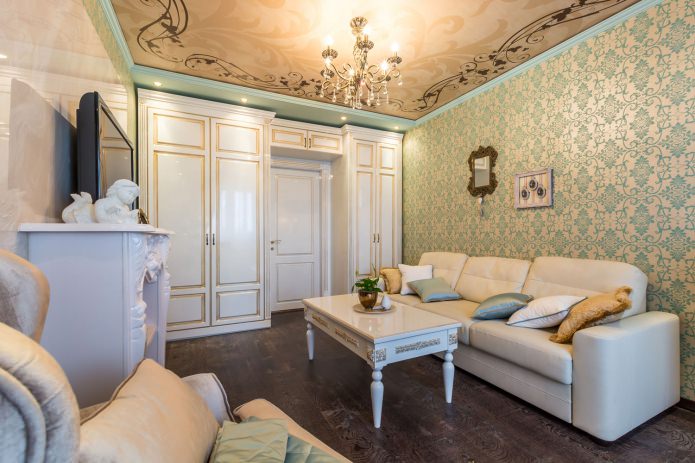 Gemusterte Decke im Inneren des Flurs