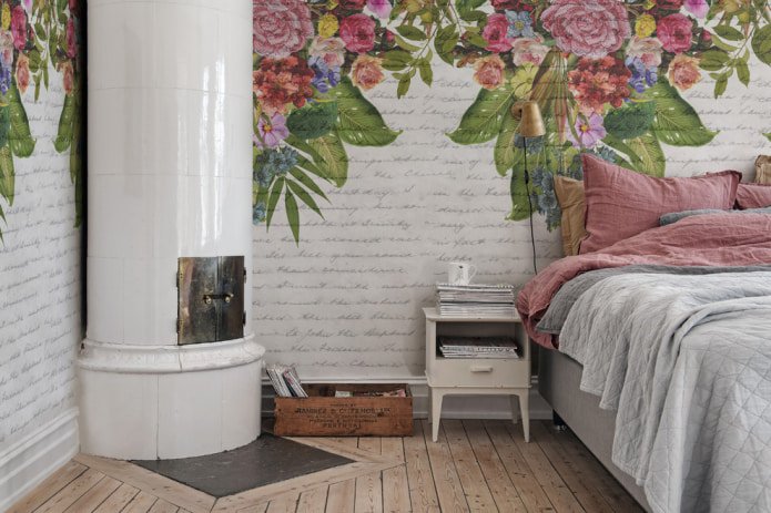 Schlafzimmer im Provence-Stil mit Fototapete an den Wänden