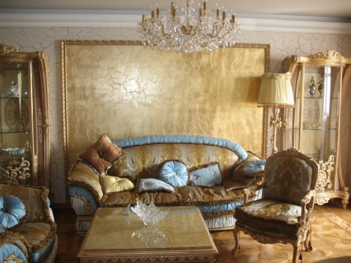 Goldtapete im Wohnzimmer