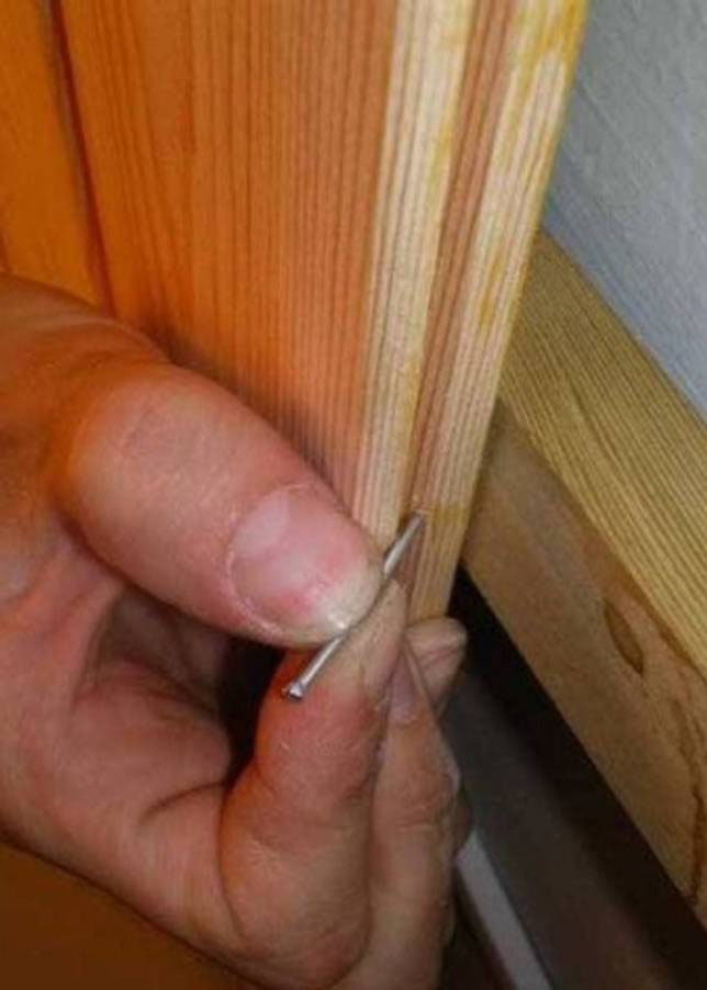 Befestigung der Verkleidung mit Nägeln
