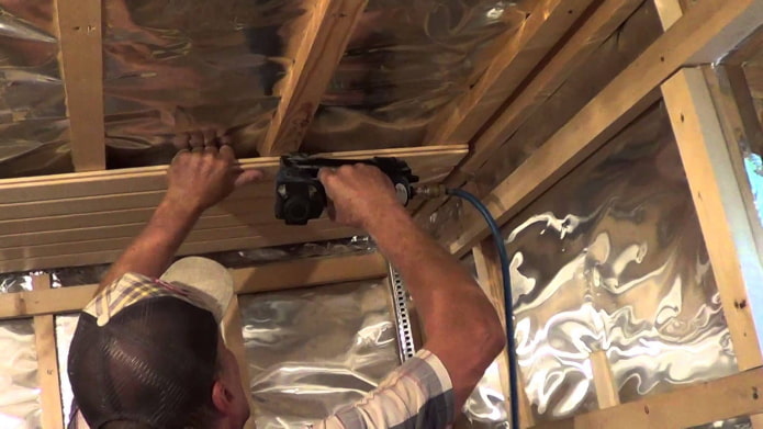 Verkleidung der Decke im Badehaus mit Verkleidung