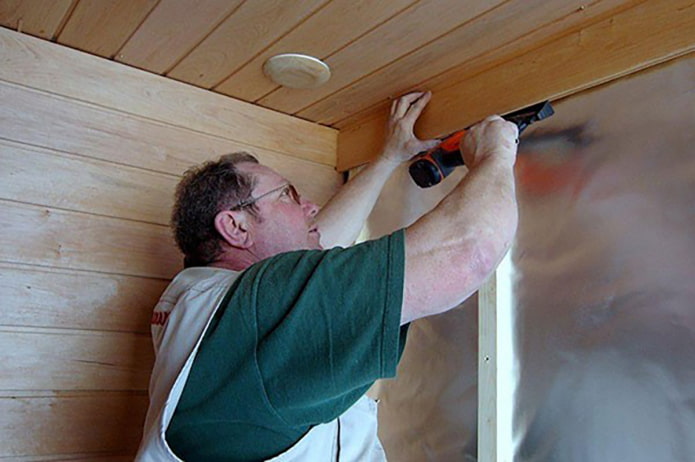 Verkleidung der Seitenwände des Badehauses