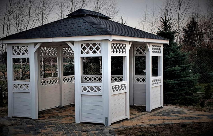 Pavillon aus weißen Schindeln mit Lamellendekor