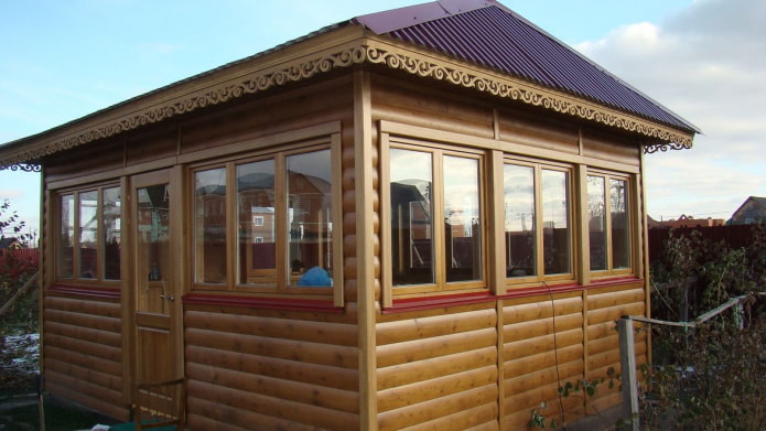 Pavillon aus Blockhaus mit Schnitzereien