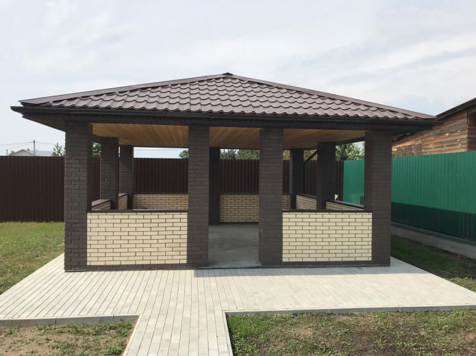 Verkleidung des Pavillons mit Klinkerfliesen