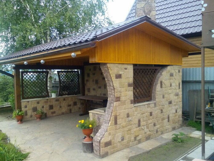 Verkleidung eines Pavillons mit dekorativem Stein