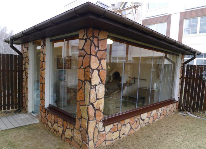 Verkleidung der Wände eines Pavillons mit Kunststein