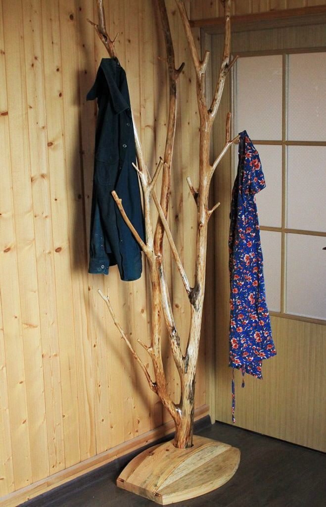 Ein Kleiderbügel aus einem Ast