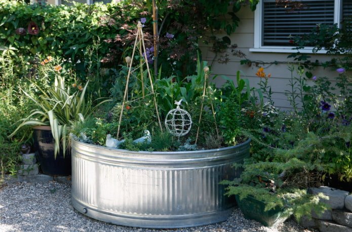 Gemüsegarten in einem Fass