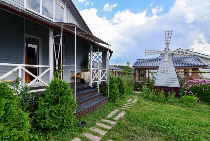 Vorgarten mit Mühle