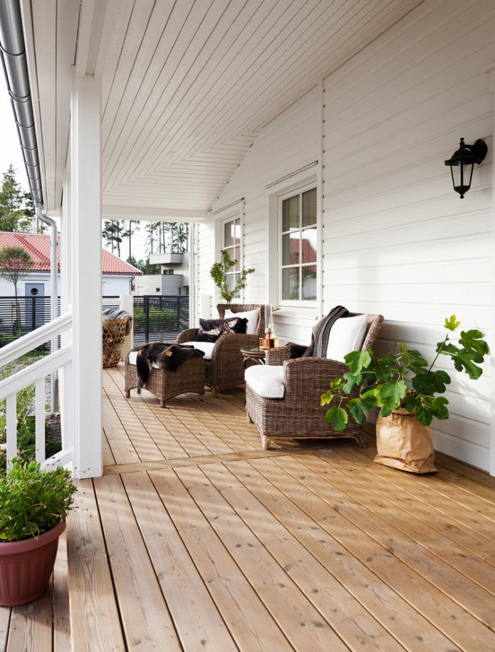 Veranda mit Korbstühlen