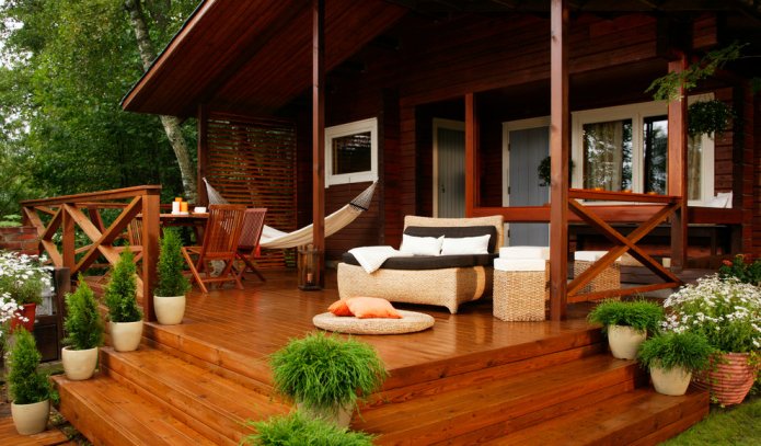 Veranda mit tropischen Noten