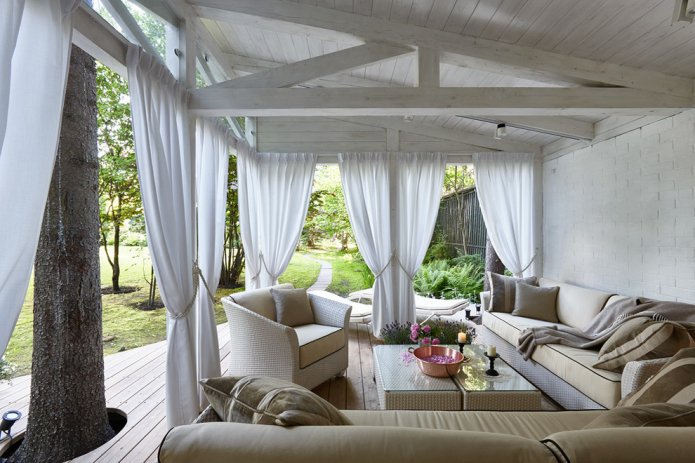 Veranda mit Vorhängen