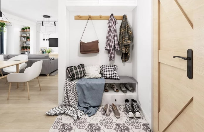 Schuhregal mit Sitzgelegenheit im Flur