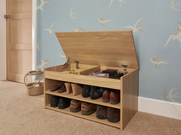 Schuhregal mit Schubladen im Flur