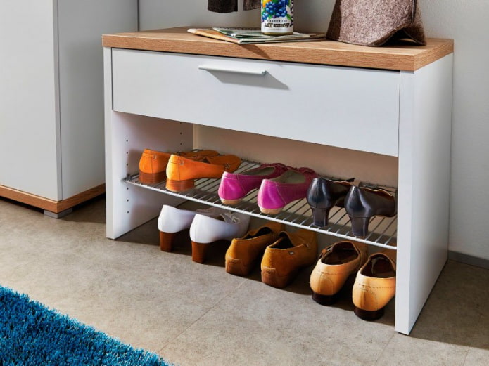 Schuhregal mit Schubladen im Flur