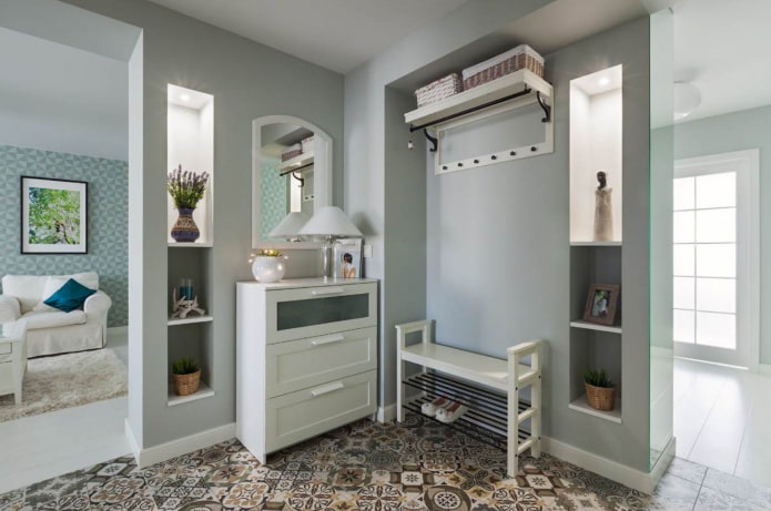 Schuhregal im Flur-Interieur im Landhausstil
