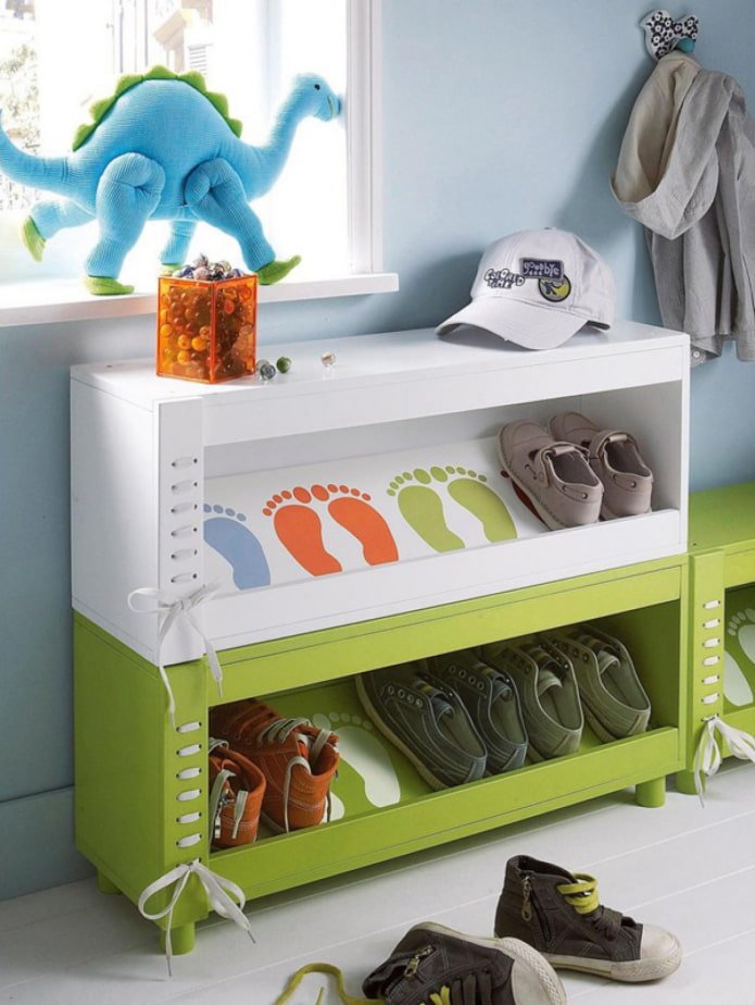 Kinderschuhregal im Innenraum