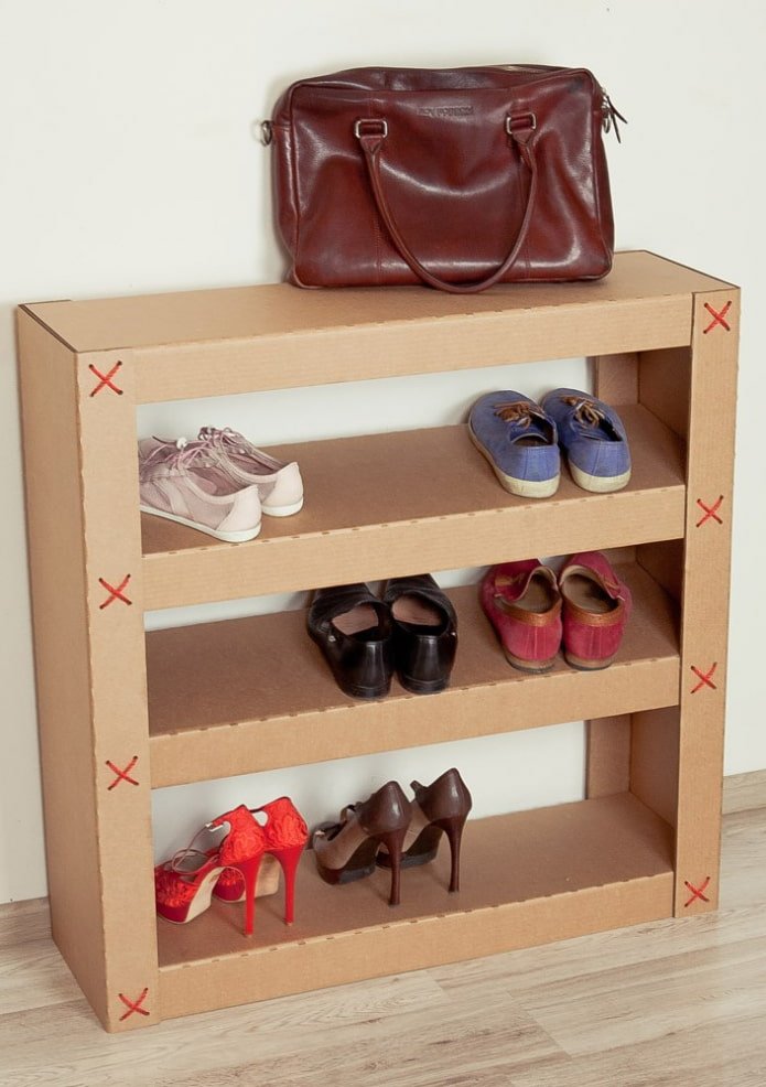 originelles Schuhregal im Flurinnenraum