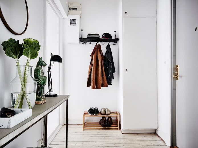 Schuhregal im Inneren des Flurs im skandinavischen Stil