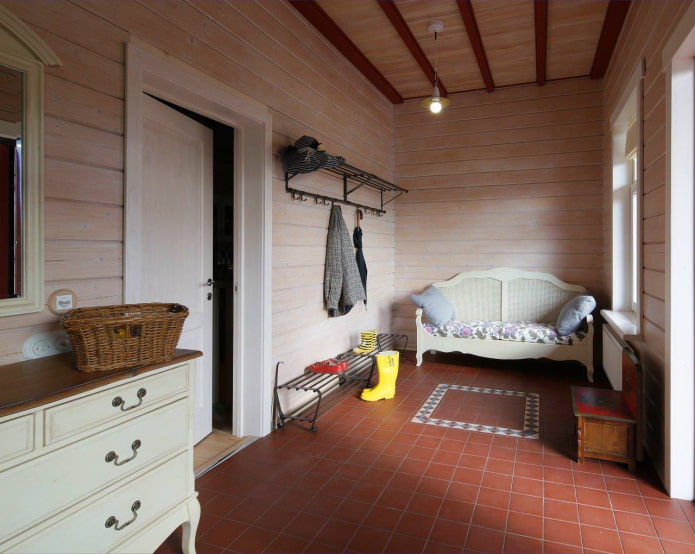 Schuhregal im Inneren des Flurs im Landhausstil