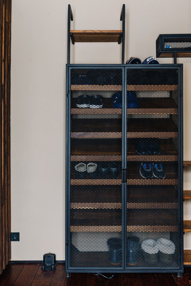 Schuhregal im Inneren des Flurs im Loft-Stil